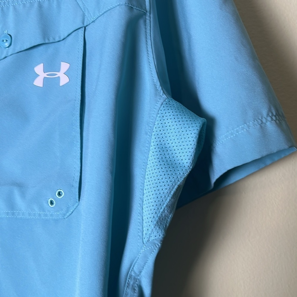 Under Armour sleek Men's button down short sleeve, Blue Shirt. - Picture 5 of 6